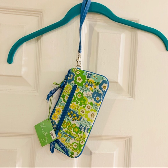 Vera Bradley Handbags - Sale 🌷 NWT Vera Bradley Wristlet